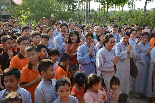 Nearly a thousand Buddhists wishing Senior Ven Thich Chan Tinh a Happy New Year on the lunar Third Day at Huong Phap Pagoda
