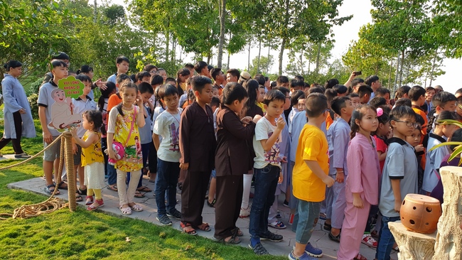 Nearly a thousand Buddhists wishing Senior Ven Thich Chan Tinh a Happy New Year on the lunar Third Day at Huong Phap Pagoda