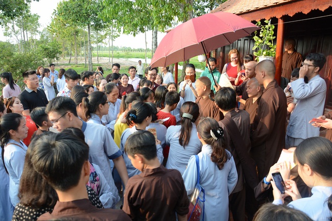 Nearly a thousand Buddhists wishing Senior Ven Thich Chan Tinh a Happy New Year on the lunar Third Day at Huong Phap Pagoda