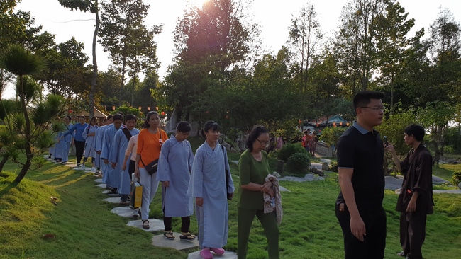 Nearly a thousand Buddhists wishing Senior Ven Thich Chan Tinh a Happy New Year on the lunar Third Day at Huong Phap Pagoda