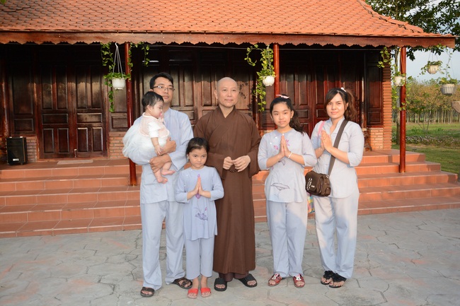 Nearly a thousand Buddhists wishing Senior Ven Thich Chan Tinh a Happy New Year on the lunar Third Day at Huong Phap Pagoda
