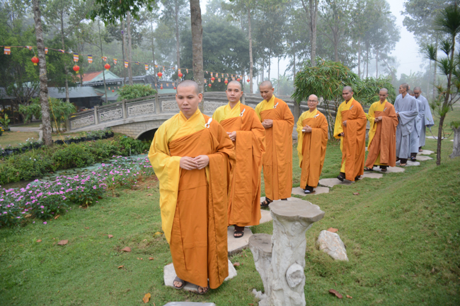 Nearly a thousand Buddhists wishing Senior Ven Thich Chan Tinh a Happy New Year on the lunar Third Day at Huong Phap Pagoda