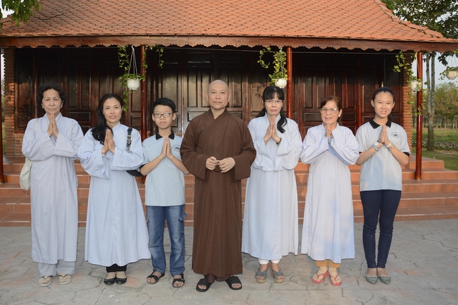 Nearly a thousand Buddhists wishing Senior Ven Thich Chan Tinh a Happy New Year on the lunar Third Day at Huong Phap Pagoda
