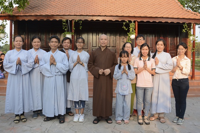 Nearly a thousand Buddhists wishing Senior Ven Thich Chan Tinh a Happy New Year on the lunar Third Day at Huong Phap Pagoda