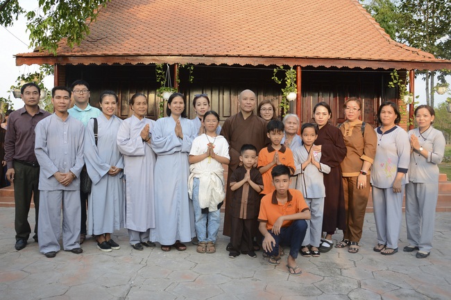Nearly a thousand Buddhists wishing Senior Ven Thich Chan Tinh a Happy New Year on the lunar Third Day at Huong Phap Pagoda