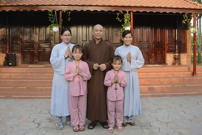 Nearly a thousand Buddhists wishing Senior Ven Thich Chan Tinh a Happy New Year on the lunar Third Day at Huong Phap Pagoda