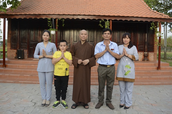 Nearly a thousand Buddhists wishing Senior Ven Thich Chan Tinh a Happy New Year on the lunar Third Day at Huong Phap Pagoda