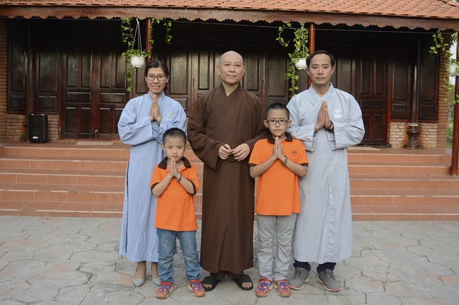 Nearly a thousand Buddhists wishing Senior Ven Thich Chan Tinh a Happy New Year on the lunar Third Day at Huong Phap Pagoda