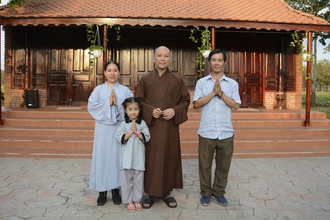 Nearly a thousand Buddhists wishing Senior Ven Thich Chan Tinh a Happy New Year on the lunar Third Day at Huong Phap Pagoda