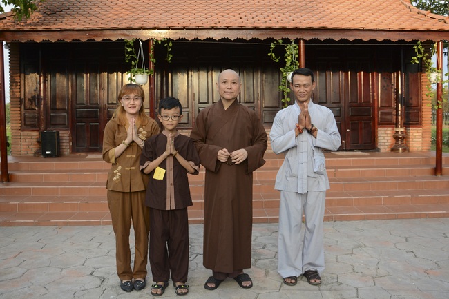 Nearly a thousand Buddhists wishing Senior Ven Thich Chan Tinh a Happy New Year on the lunar Third Day at Huong Phap Pagoda