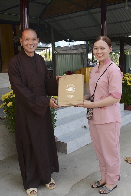 Nearly a thousand Buddhists wishing Senior Ven Thich Chan Tinh a Happy New Year on the lunar Third Day at Huong Phap Pagoda