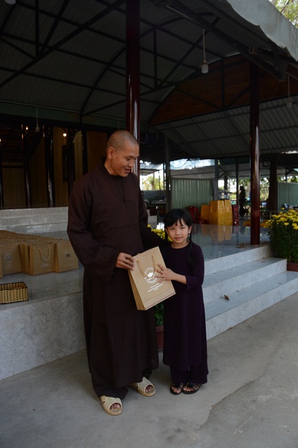 Nearly a thousand Buddhists wishing Senior Ven Thich Chan Tinh a Happy New Year on the lunar Third Day at Huong Phap Pagoda