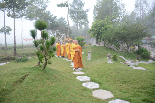 Nearly a thousand Buddhists wishing Senior Ven Thich Chan Tinh a Happy New Year on the lunar Third Day at Huong Phap Pagoda
