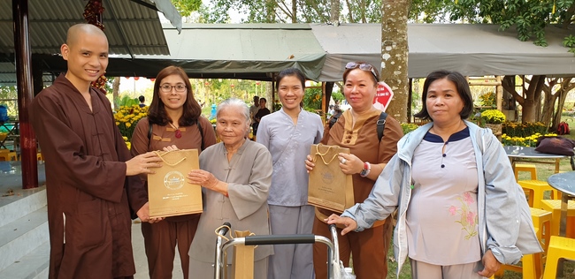 Nearly a thousand Buddhists wishing Senior Ven Thich Chan Tinh a Happy New Year on the lunar Third Day at Huong Phap Pagoda