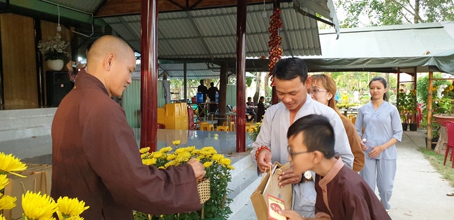 Nearly a thousand Buddhists wishing Senior Ven Thich Chan Tinh a Happy New Year on the lunar Third Day at Huong Phap Pagoda