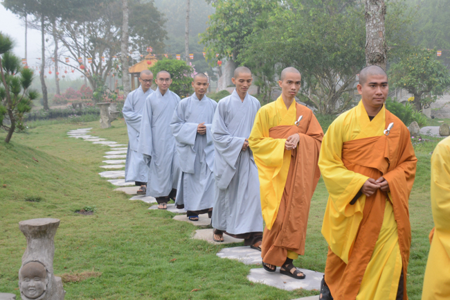 Nearly a thousand Buddhists wishing Senior Ven Thich Chan Tinh a Happy New Year on the lunar Third Day at Huong Phap Pagoda