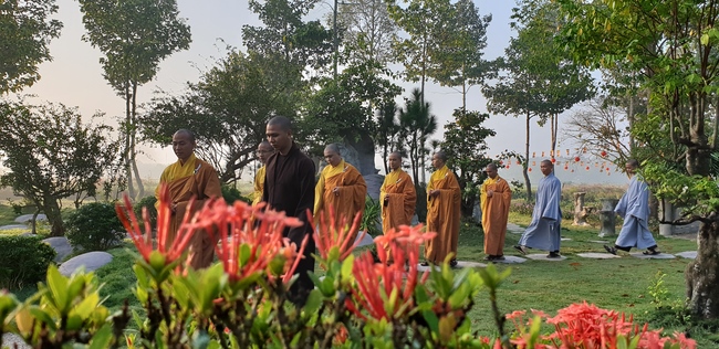 Monks and Buddhists wishing Tet Senior Venerable Thich Chan Tinh on the Tet's 4th day