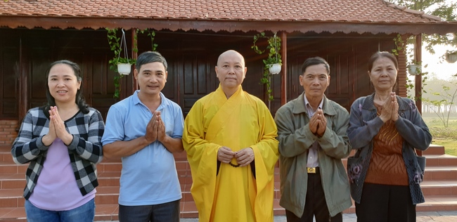 Monks and Buddhists wishing Tet Senior Venerable Thich Chan Tinh on the Tet's 4th day
