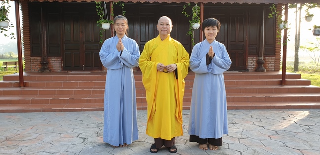 Monks and Buddhists wishing Tet Senior Venerable Thich Chan Tinh on the Tet's 4th day