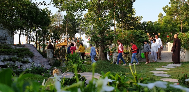 Monks and Buddhists wishing Tet Senior Venerable Thich Chan Tinh on the Tet's 4th day