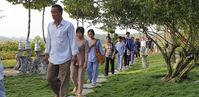 Monks and Buddhists wishing Tet Senior Venerable Thich Chan Tinh on the Tet's 4th day