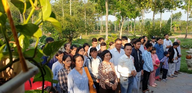 Monks and Buddhists wishing Tet Senior Venerable Thich Chan Tinh on the Tet's 4th day