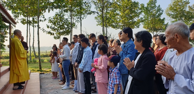 Monks and Buddhists wishing Tet Senior Venerable Thich Chan Tinh on the Tet's 4th day