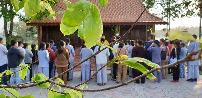 Monks and Buddhists wishing Tet Senior Venerable Thich Chan Tinh on the Tet's 4th day