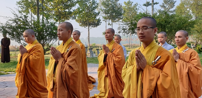 Monks and Buddhists wishing Tet Senior Venerable Thich Chan Tinh on the Tet's 4th day