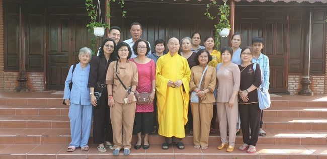 Monks and Buddhists wishing Tet Senior Venerable Thich Chan Tinh on the Tet's 4th day