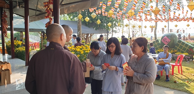 Monks and Buddhists wishing Tet Senior Venerable Thich Chan Tinh on the Tet's 4th day