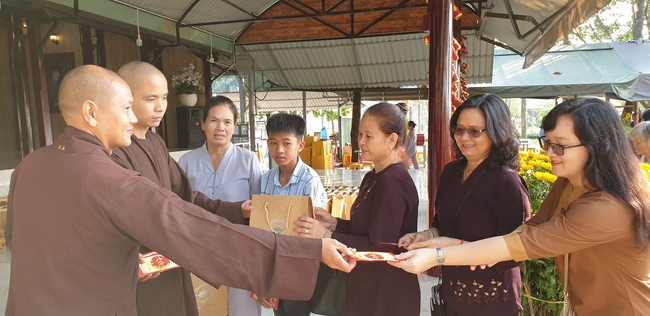 Monks and Buddhists wishing Tet Senior Venerable Thich Chan Tinh on the Tet's 4th day
