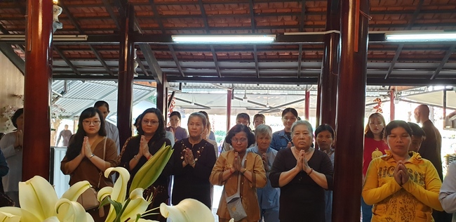 Monks and Buddhists wishing Tet Senior Venerable Thich Chan Tinh on the Tet's 4th day