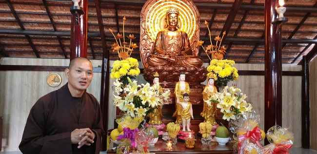 Monks and Buddhists wishing Tet Senior Venerable Thich Chan Tinh on the Tet's 4th day