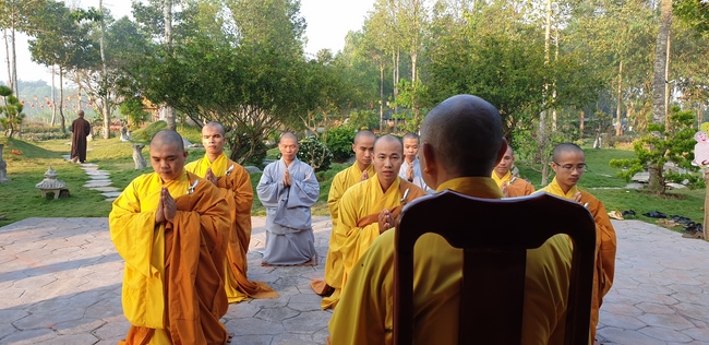 Monks and Buddhists wishing Tet Senior Venerable Thich Chan Tinh on the Tet's 4th day