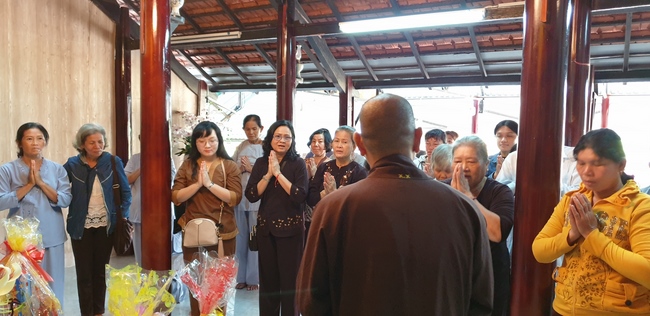 Monks and Buddhists wishing Tet Senior Venerable Thich Chan Tinh on the Tet's 4th day