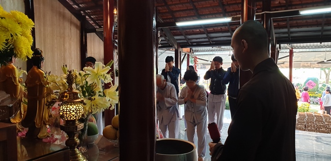 Monks and Buddhists wishing Tet Senior Venerable Thich Chan Tinh on the Tet's 4th day