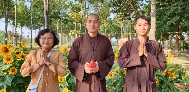 Monks and Buddhists wishing Tet Senior Venerable Thich Chan Tinh on the Tet's 4th day