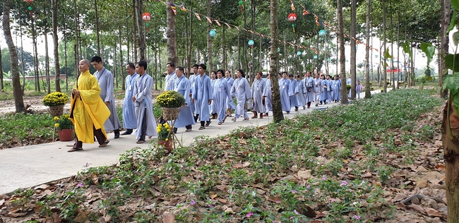 Monks and Buddhists wishing Tet Senior Venerable Thich Chan Tinh on the Tet's 4th day