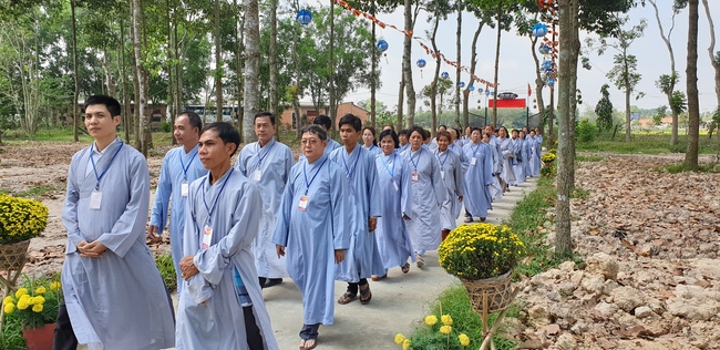 Monks and Buddhists wishing Tet Senior Venerable Thich Chan Tinh on the Tet's 4th day