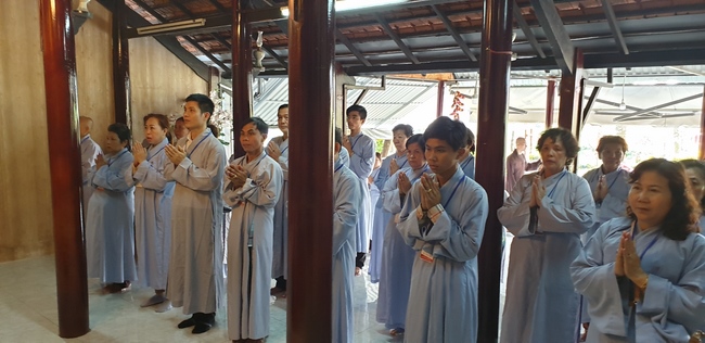 Monks and Buddhists wishing Tet Senior Venerable Thich Chan Tinh on the Tet's 4th day