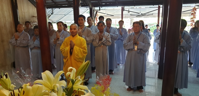 Monks and Buddhists wishing Tet Senior Venerable Thich Chan Tinh on the Tet's 4th day