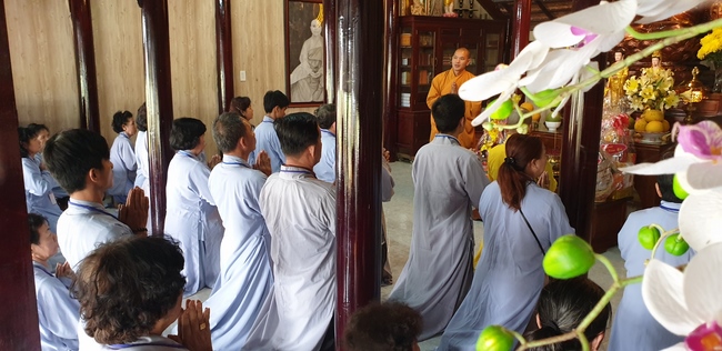 Monks and Buddhists wishing Tet Senior Venerable Thich Chan Tinh on the Tet's 4th day