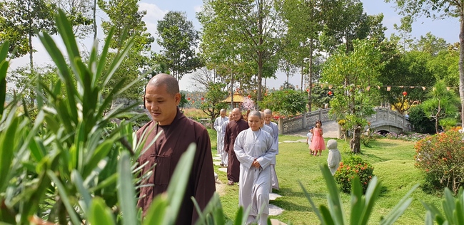 Monks and Buddhists wishing Tet Senior Venerable Thich Chan Tinh on the Tet's 4th day
