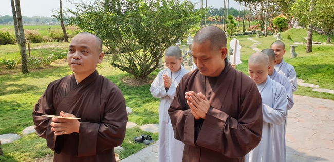 Monks and Buddhists wishing Tet Senior Venerable Thich Chan Tinh on the Tet's 4th day