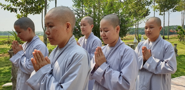 Monks and Buddhists wishing Tet Senior Venerable Thich Chan Tinh on the Tet's 4th day