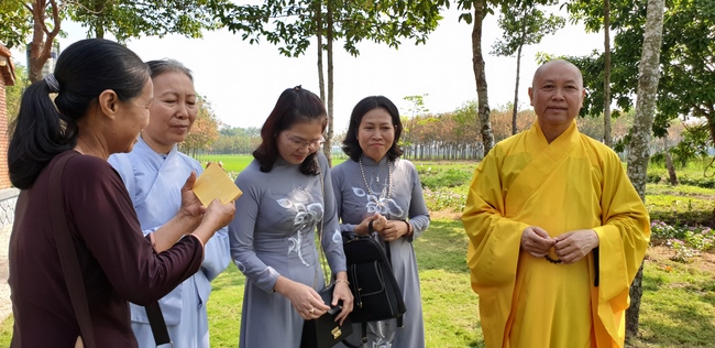 Monks and Buddhists wishing Tet Senior Venerable Thich Chan Tinh on the Tet's 4th day