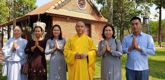 Monks and Buddhists wishing Tet Senior Venerable Thich Chan Tinh on the Tet's 4th day