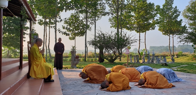 Monks and Buddhists wishing Tet Senior Venerable Thich Chan Tinh on the Tet's 4th day