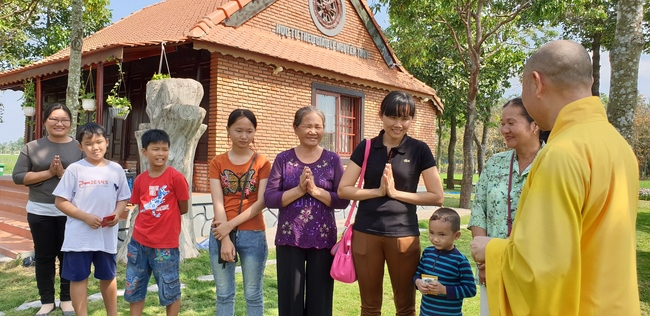 Monks and Buddhists wishing Tet Senior Venerable Thich Chan Tinh on the Tet's 4th day